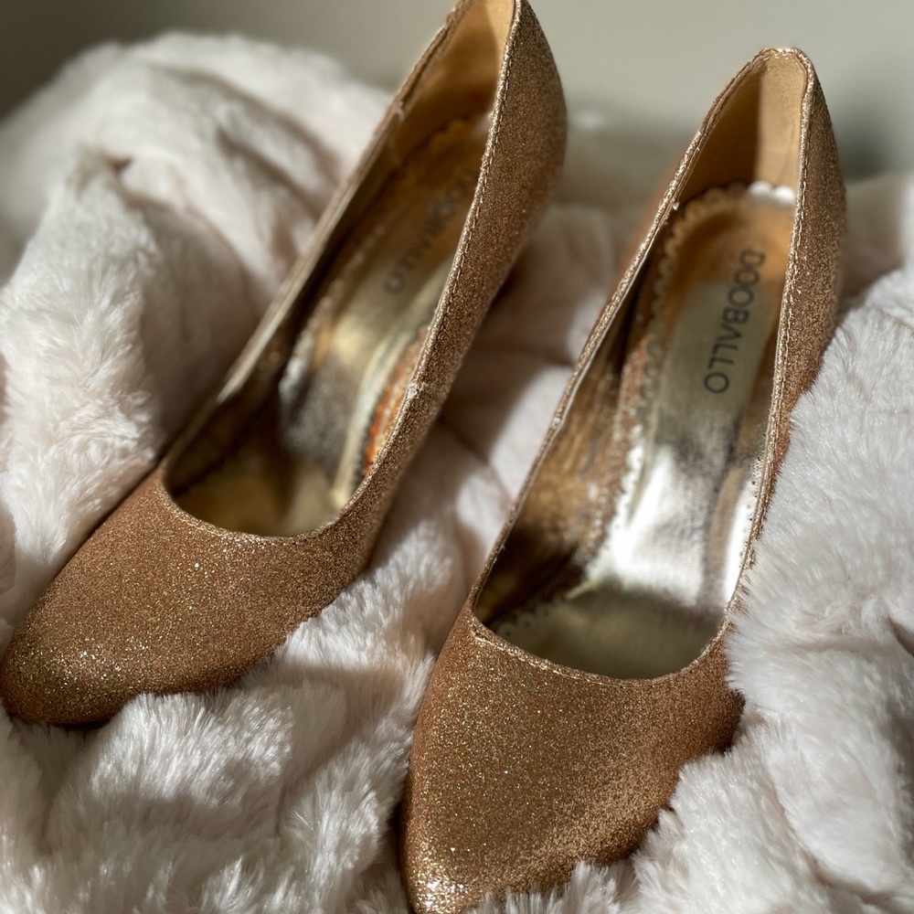 Dooballo size 7.5 glitter gold heels.